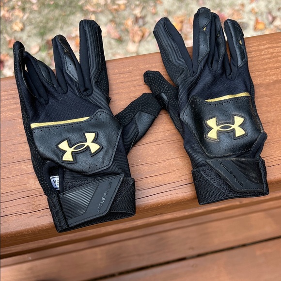 Under Armour Youth Small Black Batting Gloves with Gold Logo - Picture 1 of 3